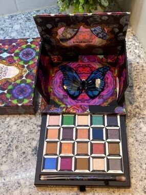 Urban Decay Alice Through The Looking Glass Disney Limited Edition Palette - NEW